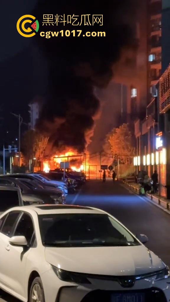 广东韶关碧桂园天玺湾,电动车充电自燃着大火,又是电动车着火,不管是在路上还是停车场真得离电车远点!-3