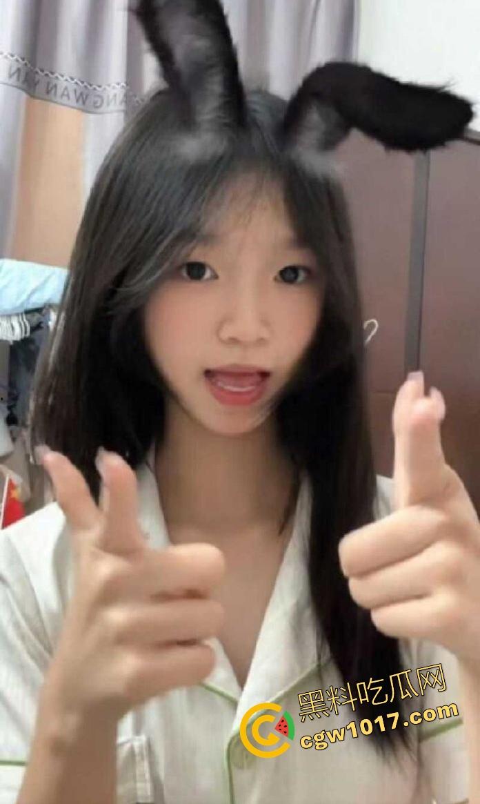 表面清纯可爱学生妹【邢可欣】长得一副人畜无害的脸，实则私下却是自慰福利姬，这小穴自插捅的，淫水泛滥！-13