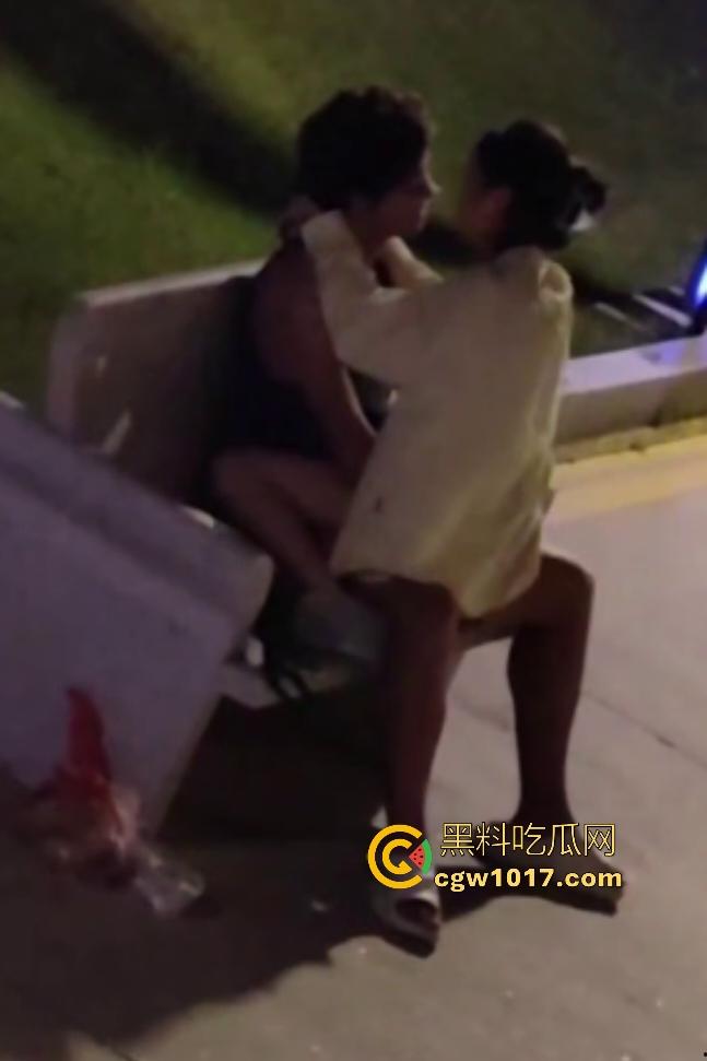 从白天到黑夜,4号楼教学楼户外石椅,校园男女搔痒难耐,穿开裆裤疯狂骑乘!书扔地上,奶子握在手里!-3