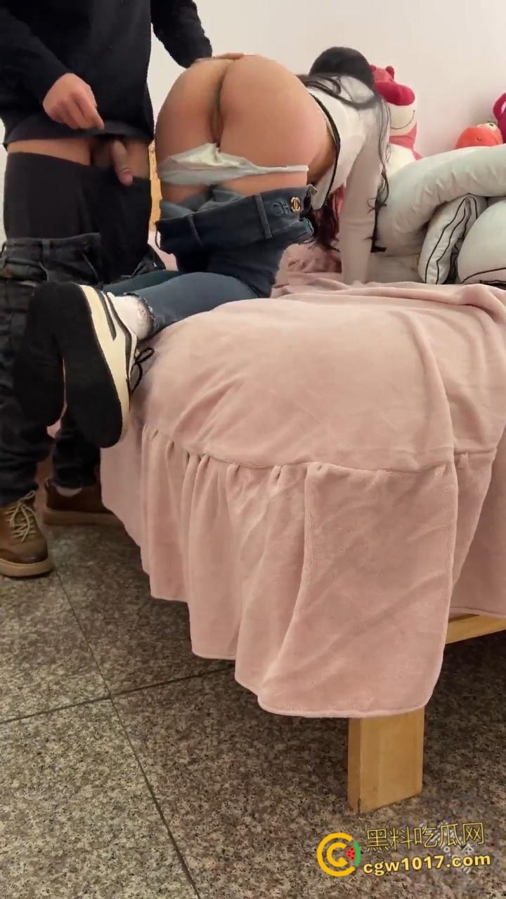 让姐姐插着跳蛋打扫卫生,饥渴奶奶的的姐姐,捏着奶子还喊着爸爸操我,按住头疯狂口交,后入内射小嫩穴!-7