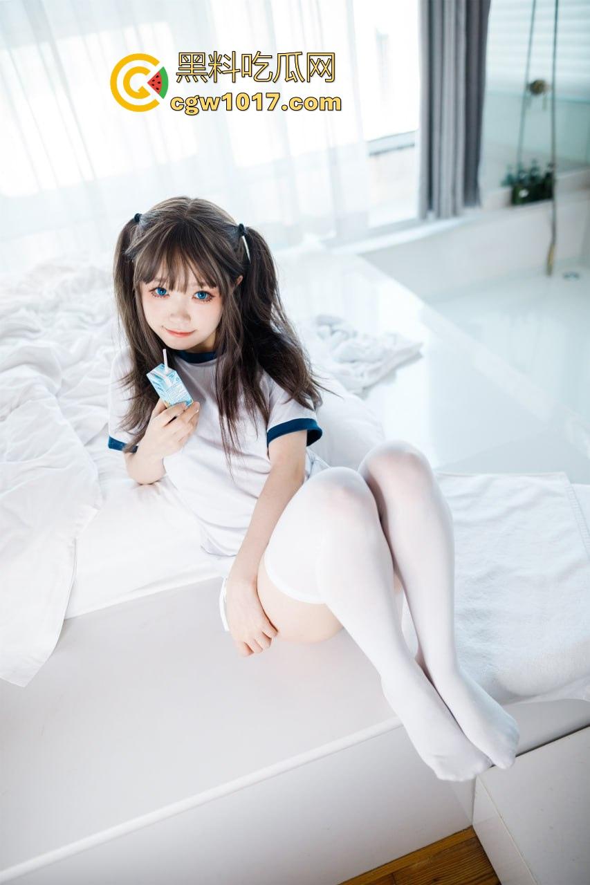 顶级可爱福利姬【神沢永莉】最新COS流出,甜美双马尾萝莉摇曳粉骚比基尼,体瘦奶大揉捏,玉腿微分粉穴若隐,等你品鉴!-2