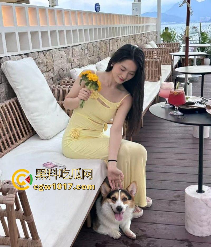 海南极品英语老师【刘玉瑶】跟男友性爱视频曝光,课后做爱释放欲望,狂扣肥逼抱起猛操,啪啪声回荡室内,端庄女教师私下野性十足!-2