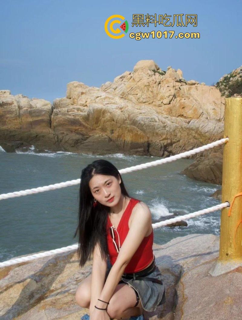 海南极品英语老师【刘玉瑶】跟男友性爱视频曝光,课后做爱释放欲望,狂扣肥逼抱起猛操,啪啪声回荡室内,端庄女教师私下野性十足!-4