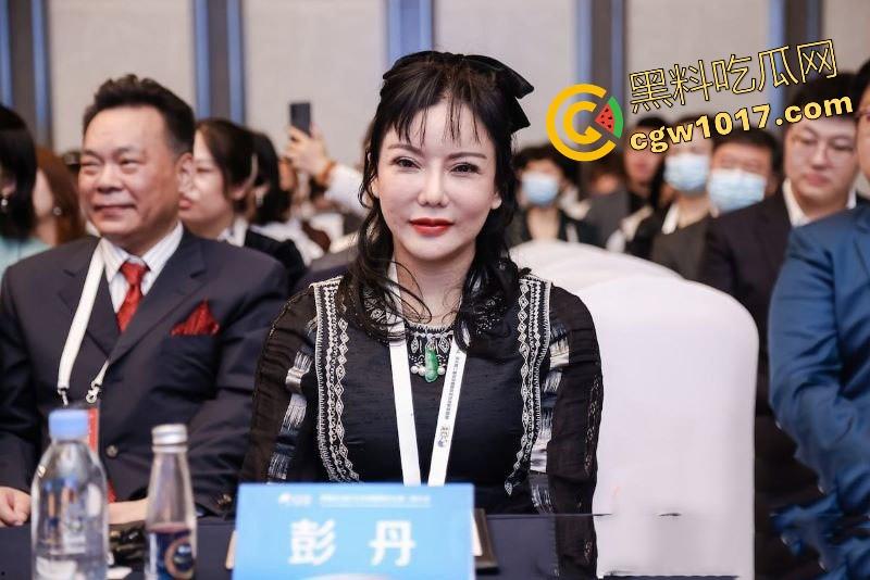 香港三级片女王【彭丹】靠着36F大奶一脱成名,如今天当上了干部,中国影视从此少了一位三级片女王,又多了位无关紧要的院长!-5