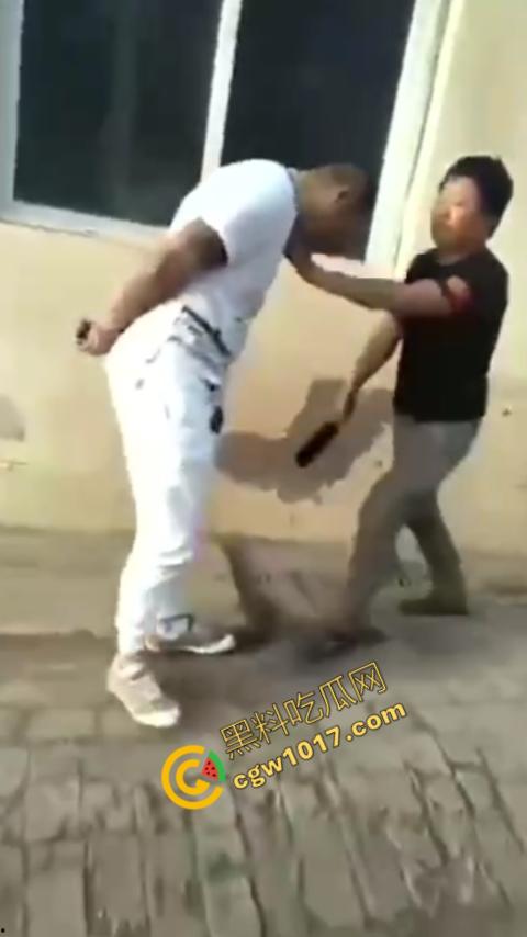 巷中血战:刀光闪烁,白衣男子求锤得锤,黑衣男子疯狂连刀,街头惊魂一幕,鲜血四溅,震惊全城!-2