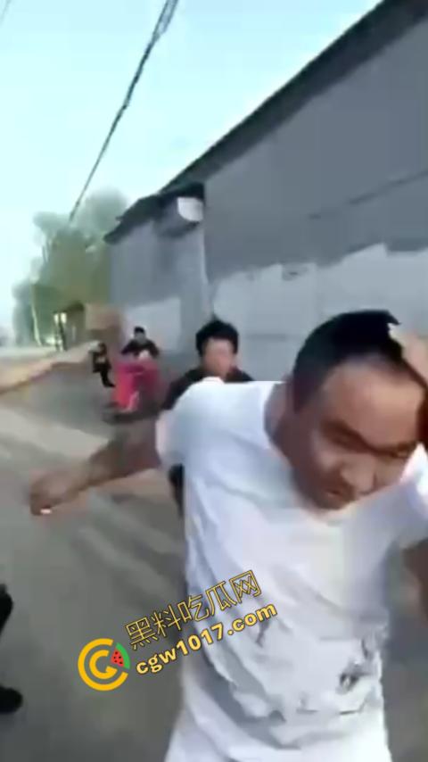 巷中血战:刀光闪烁,白衣男子求锤得锤,黑衣男子疯狂连刀,街头惊魂一幕,鲜血四溅,震惊全城!-8