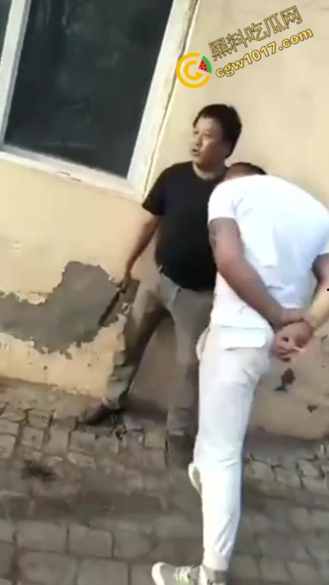 巷中血战:刀光闪烁,白衣男子求锤得锤,黑衣男子疯狂连刀,街头惊魂一幕,鲜血四溅,震惊全城!-4