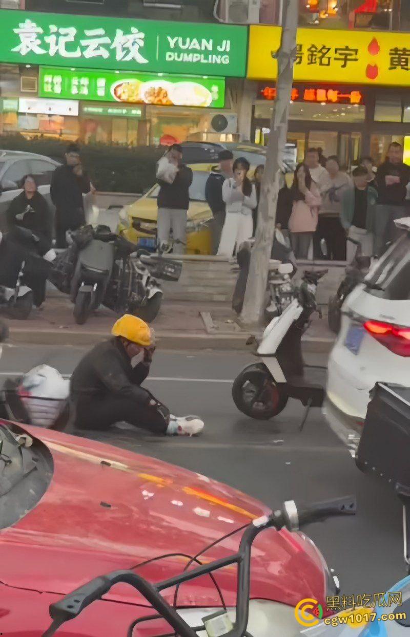 山东日照银色小车撞倒外卖小哥,下车后非但不道歉,反倒暴跳如雷,还遭司机浇水辱骂,路人怒斥霸凌 !-3