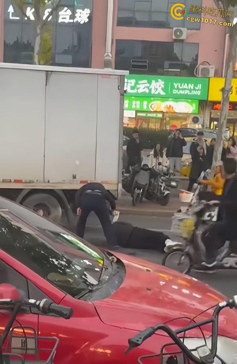 山东日照银色小车撞倒外卖小哥,下车后非但不道歉,反倒暴跳如雷,还遭司机浇水辱骂,路人怒斥霸凌 !-5