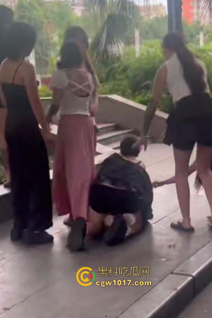 成都白天精神小妹集美们6打3！高跟踹头脱鞋底砸脑门太狠，三人牛逼抗打多人围殴，最后还得是男人来拉架！-4