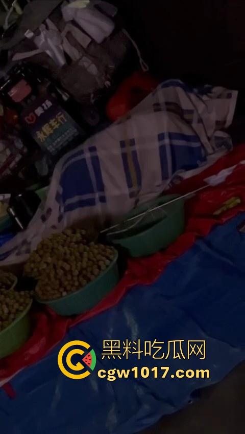 深夜摆摊过夜水果摊主街头做爱,路边铺张被子一盖跟老伴做爱,性欲也是够强的呀,小心点射,别把精液射水果上卖出去!-5