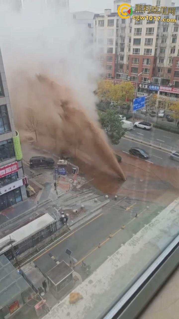 山西太原晋煤悦城,暖气主管道破裂嗷嗷喷水,高温热水裹挟泥沙喷涌而出,水柱高达数米 !-3