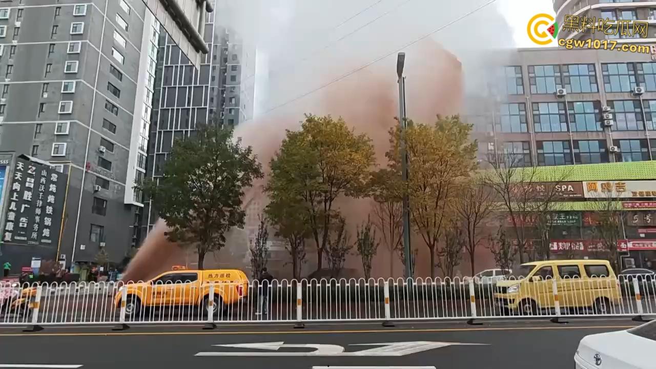 山西太原晋煤悦城,暖气主管道破裂嗷嗷喷水,高温热水裹挟泥沙喷涌而出,水柱高达数米 !-6