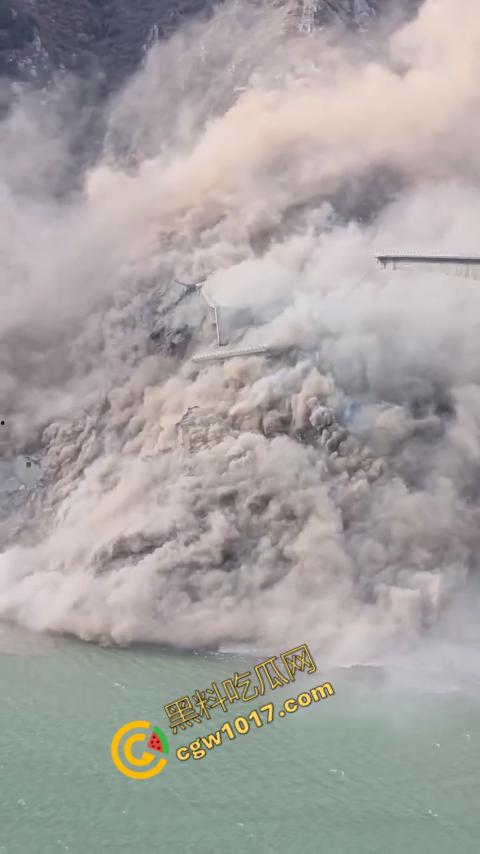 惊悚一幕!四川红旗大桥瞬间坍塌,山体滑坡无情吞噬人类杰作,初建十月竟成废墟,心惊胆战!-2