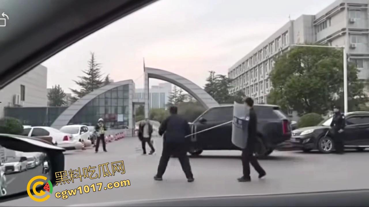 大型纪录片【路虎宣传片】持续为你播出,路虎大哥见义勇为撞翻持刀男子,后退瞄准机会就撞上去,难怪你能开路虎!-6