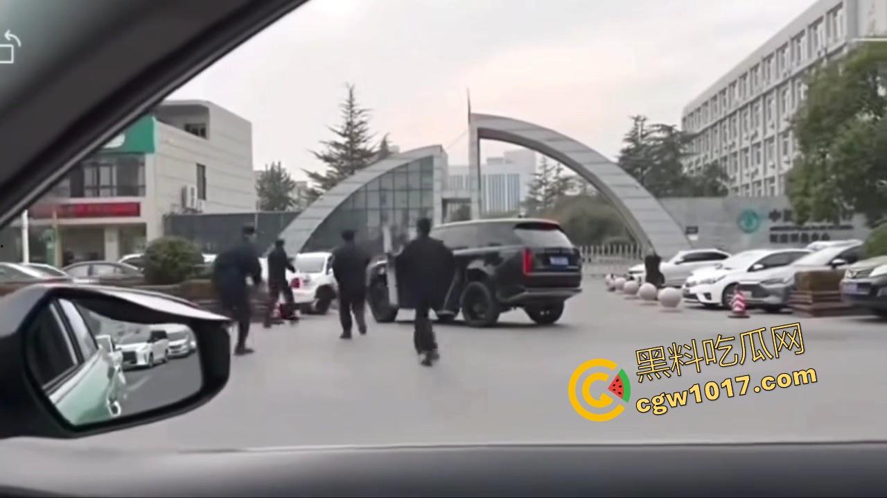 大型纪录片【路虎宣传片】持续为你播出,路虎大哥见义勇为撞翻持刀男子,后退瞄准机会就撞上去,难怪你能开路虎!-7