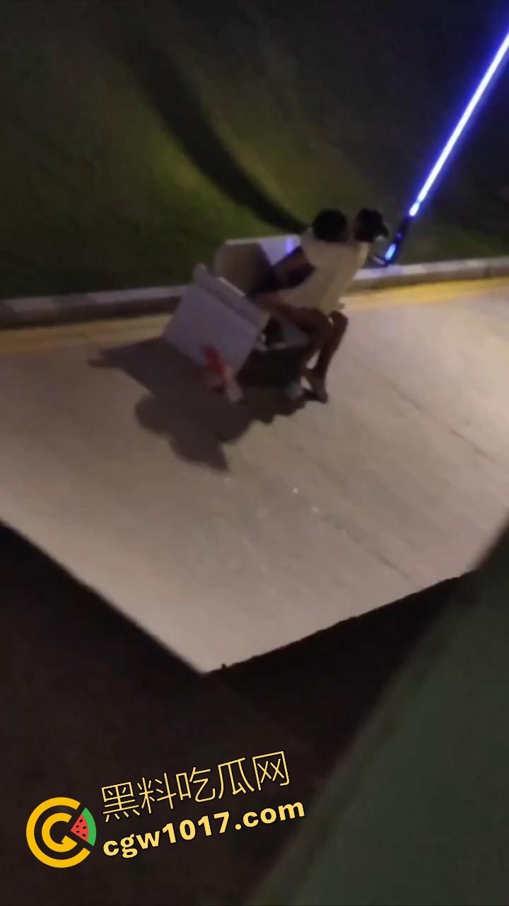 书扔到了地上，奶子握在了手里，从白天到黑夜，从4号楼到教学楼，广东海洋学院色情男女随机户外调教！-2