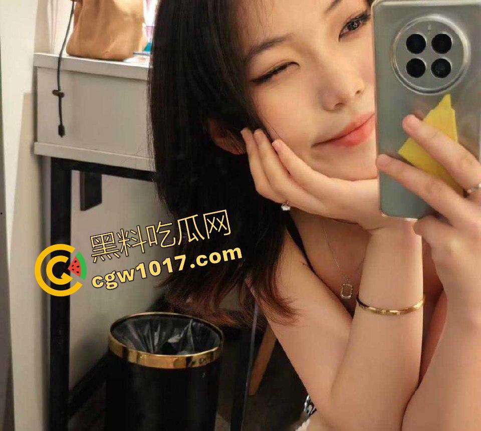 瓜友分享清纯反差女大炮友,花式做爱日常,各种性感诱人制服轮换,口交乘骑足交调教,玩得很花!-3