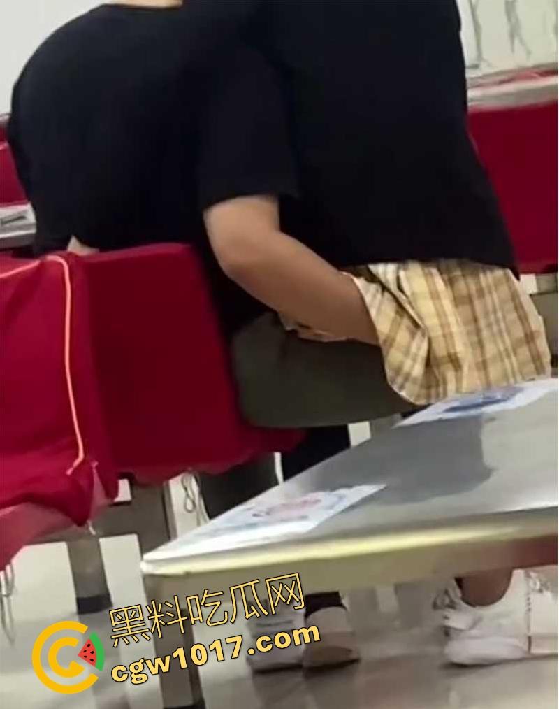 常州轻工大学饭堂激情一刻，JK清纯女大激情相吻，情到浓处直捅裙底骚逼，随后女生跪地疑似深喉口交，当我们不是人是吧！-4