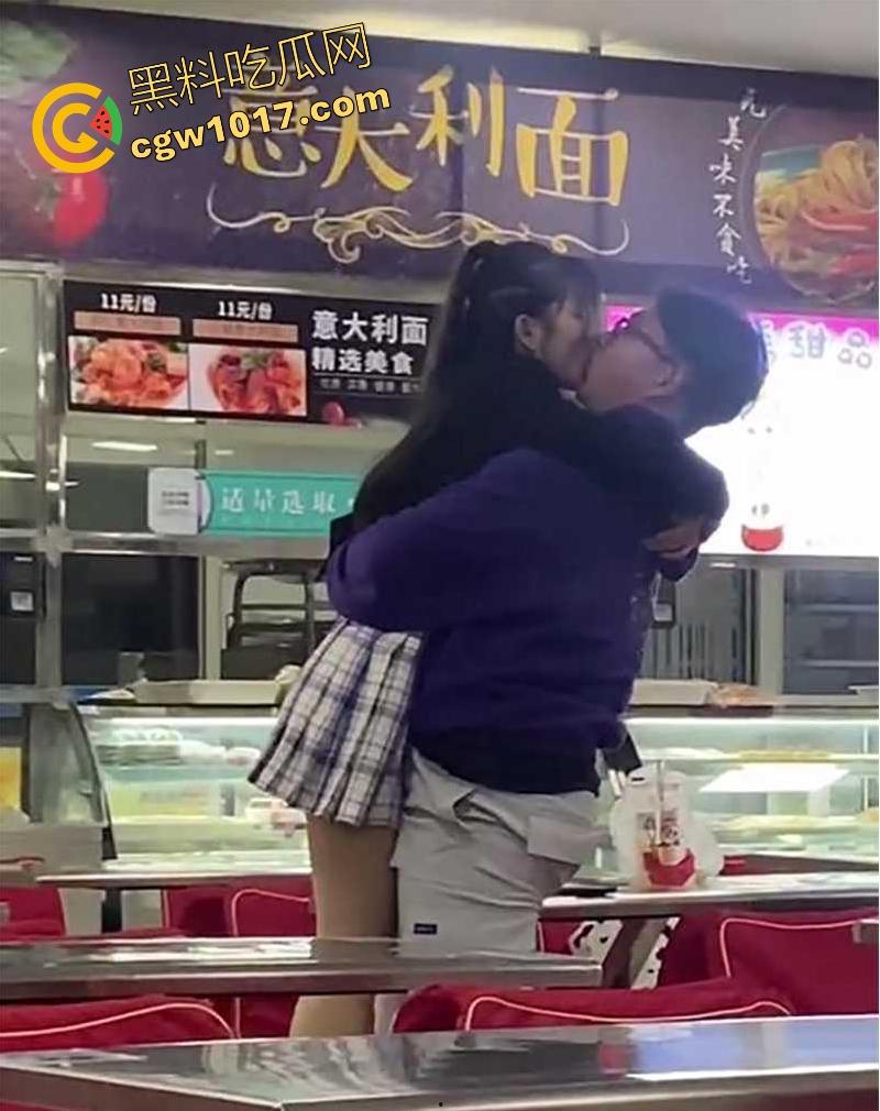 常州轻工大学饭堂激情一刻,JK清纯女大激情相吻,情到浓处直捅裙底骚逼,随后女生跪地疑似深喉口交,当我们不是人是吧!-9