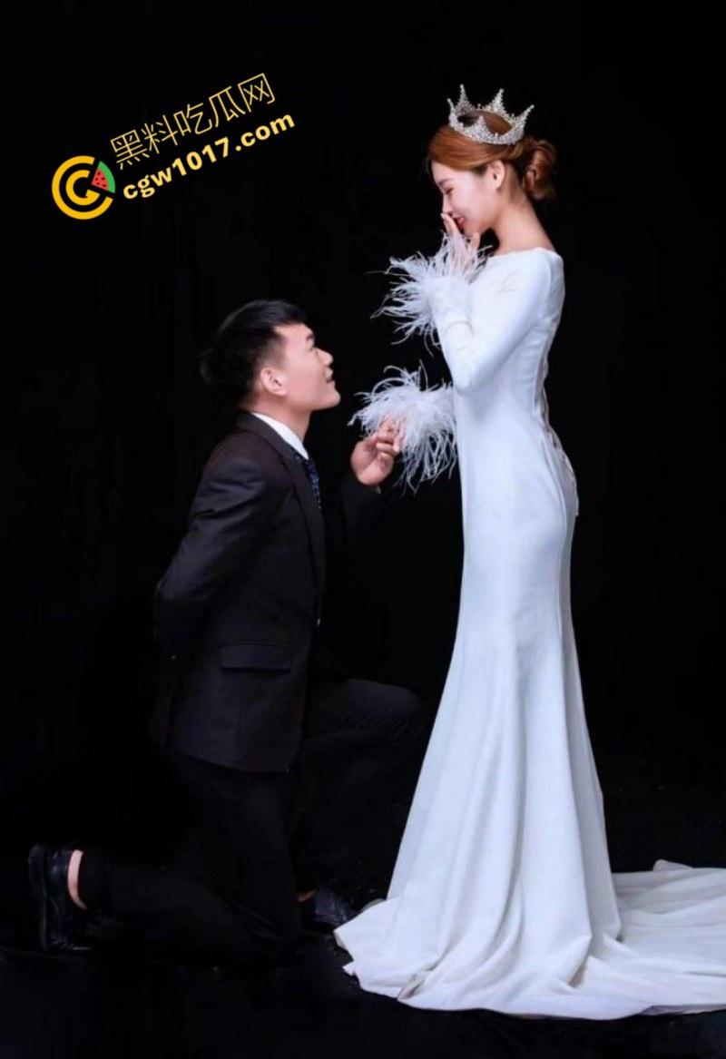 疯狂新婚夜:90后黑丝娇妻被伴郎疯狂爆操,绿帽老公兴奋拍摄,淫态视频网络大爆!-4