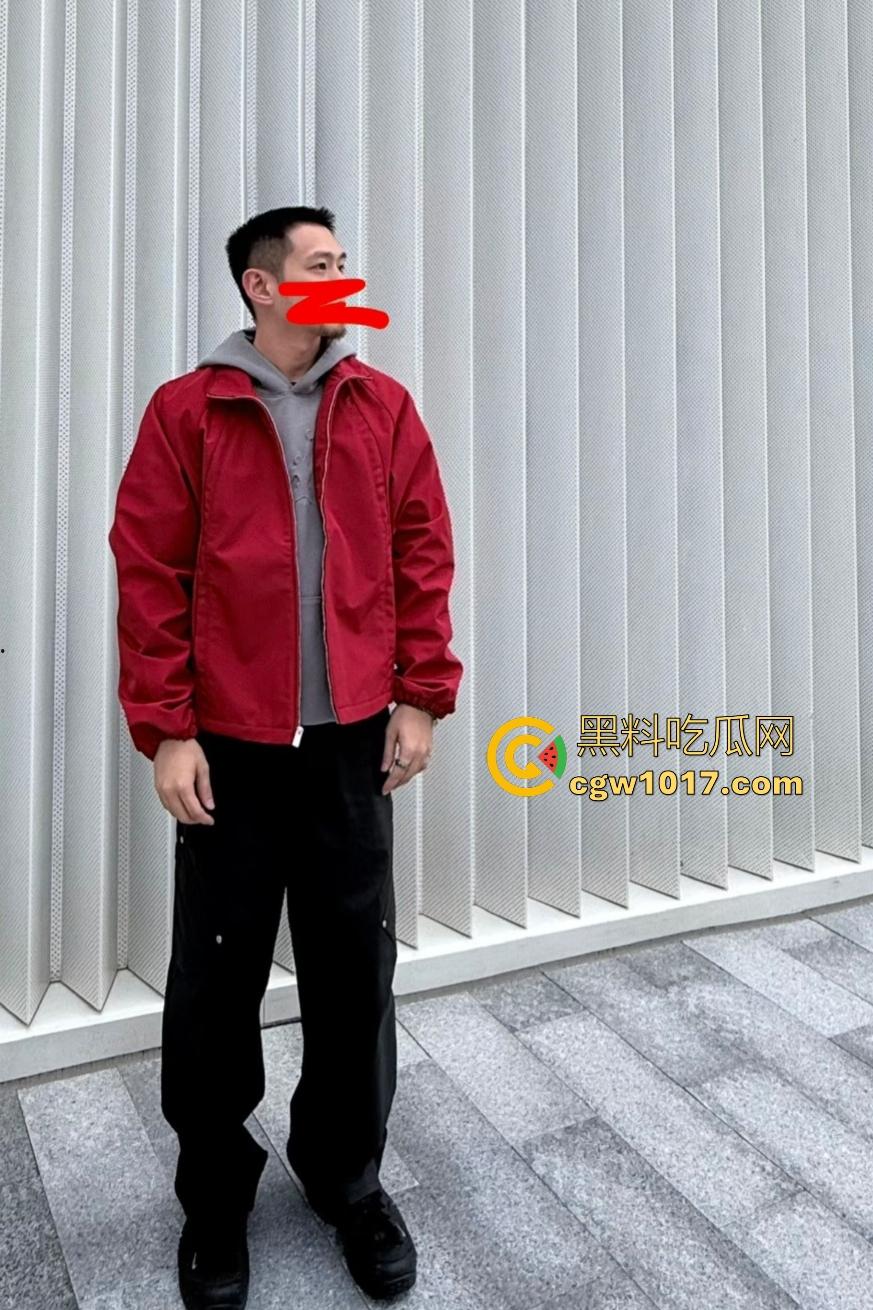 广东珠海黑衣疯狗握刀从保安亭砍翻VIVO店,红衣哥豹子般杀出过肩摔砸地骨裂砍刀飞十米,民警蜂拥铐走!-5