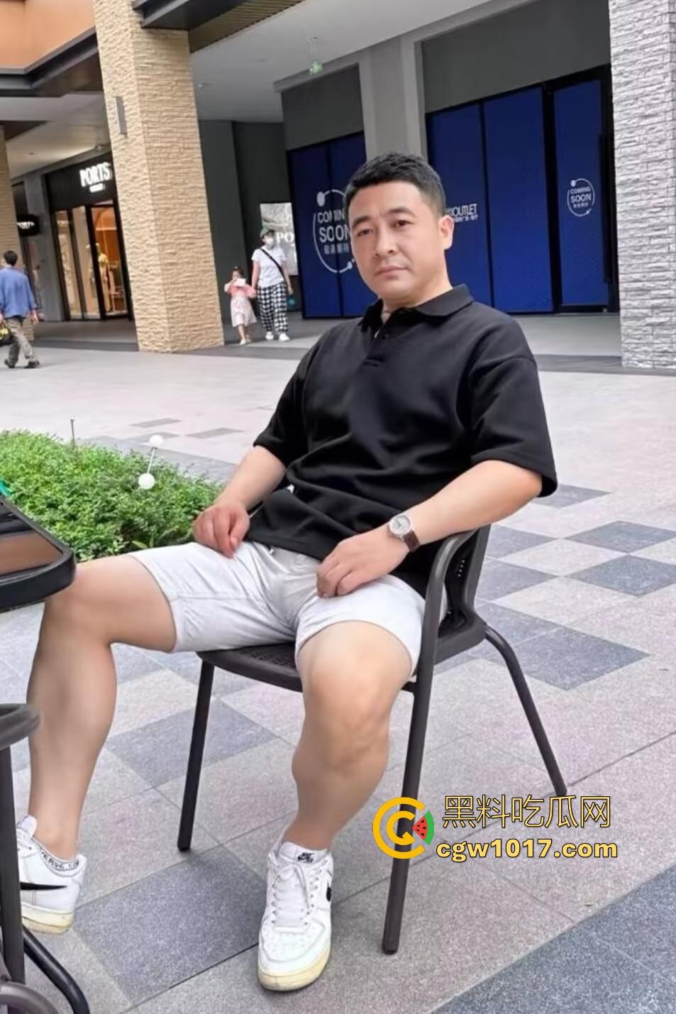 广东珠海黑衣疯狗握刀从保安亭砍翻VIVO店,红衣哥豹子般杀出过肩摔砸地骨裂砍刀飞十米,民警蜂拥铐走!-6