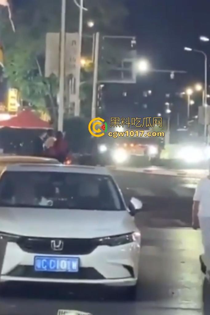 广东珠海黑衣疯狗握刀从保安亭砍翻VIVO店,红衣哥豹子般杀出过肩摔砸地骨裂砍刀飞十米,民警蜂拥铐走!-7