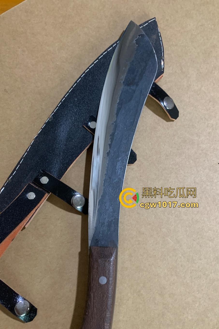 广东珠海黑衣疯狗握刀从保安亭砍翻VIVO店,红衣哥豹子般杀出过肩摔砸地骨裂砍刀飞十米,民警蜂拥铐走!-2