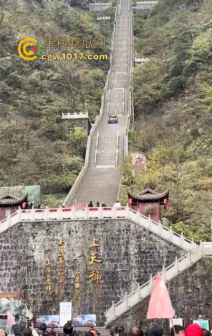 奇瑞风云X3L挑战天门山台阶失败,想复刻路虎冲击天门山营销,结果还是被揽胜吊打,真正的揽胜车主都不会多看一眼!-4