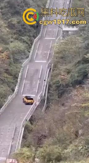 奇瑞风云X3L挑战天门山台阶失败,想复刻路虎冲击天门山营销,结果还是被揽胜吊打,真正的揽胜车主都不会多看一眼!-7