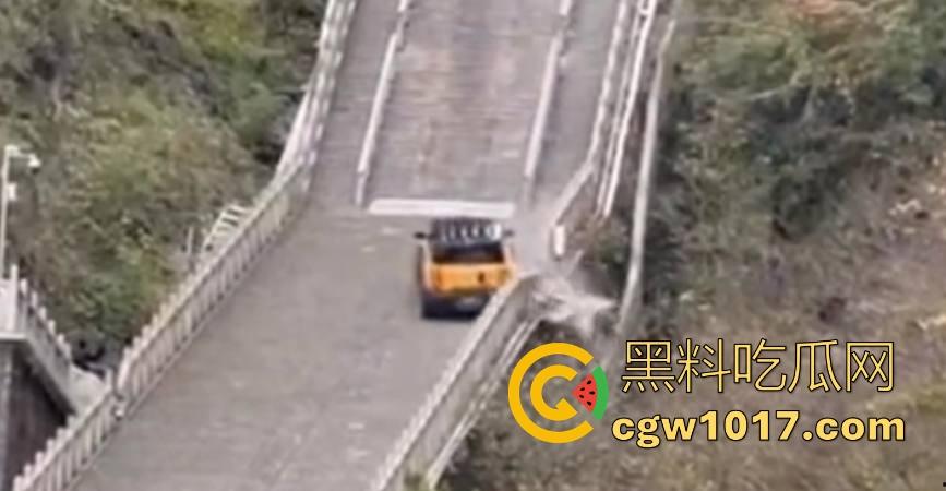 奇瑞风云X3L挑战天门山台阶失败,想复刻路虎冲击天门山营销,结果还是被揽胜吊打,真正的揽胜车主都不会多看一眼!-8