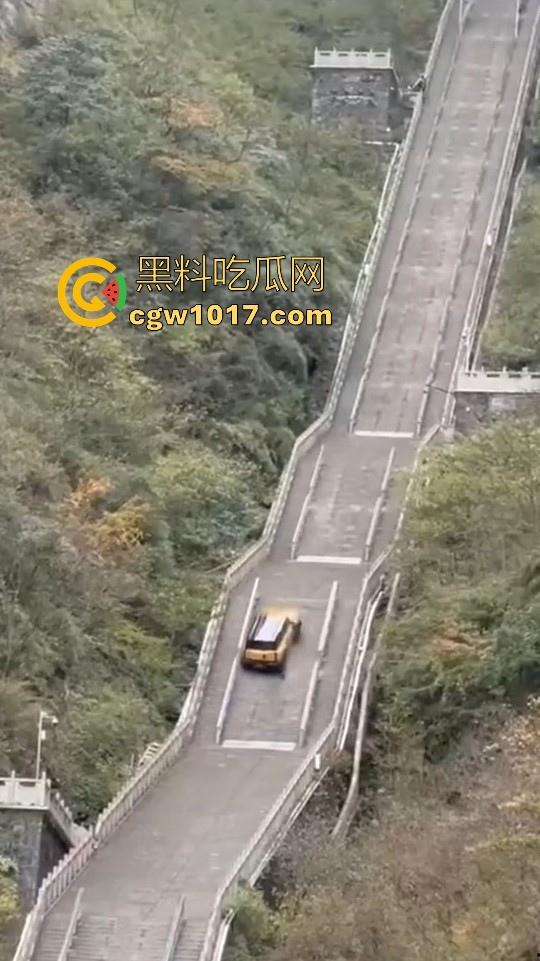 奇瑞风云X3L挑战天门山台阶失败,想复刻路虎冲击天门山营销,结果还是被揽胜吊打,真正的揽胜车主都不会多看一眼!-5
