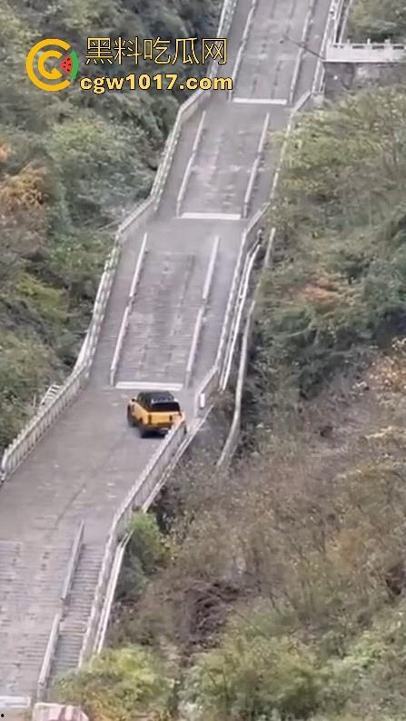 奇瑞风云X3L挑战天门山台阶失败,想复刻路虎冲击天门山营销,结果还是被揽胜吊打,真正的揽胜车主都不会多看一眼!-6