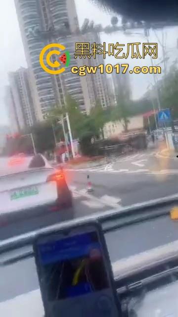 重庆巴南李家坨恒大城发生严重车祸,渣土车碰外卖小电驴,一个侧翻 将旁边的外卖小哥埋压致死,这真是鸡蛋碰石头,死无全尸啊!-2