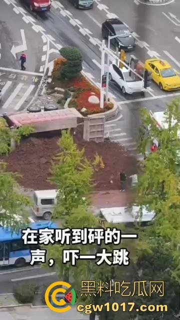 重庆巴南李家坨恒大城发生严重车祸,渣土车碰外卖小电驴,一个侧翻 将旁边的外卖小哥埋压致死,这真是鸡蛋碰石头,死无全尸啊!-3