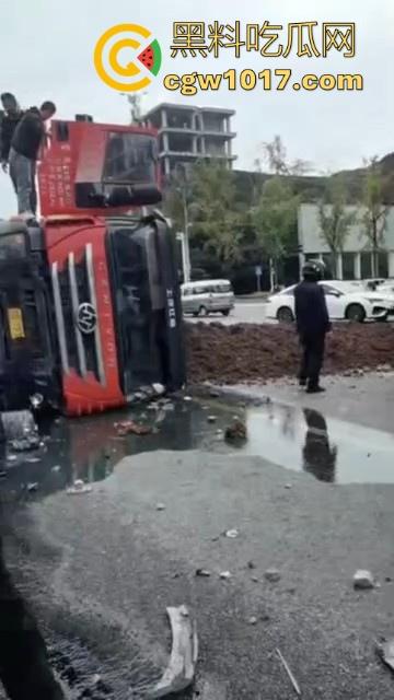 重庆巴南李家坨恒大城发生严重车祸,渣土车碰外卖小电驴,一个侧翻 将旁边的外卖小哥埋压致死,这真是鸡蛋碰石头,死无全尸啊!-6