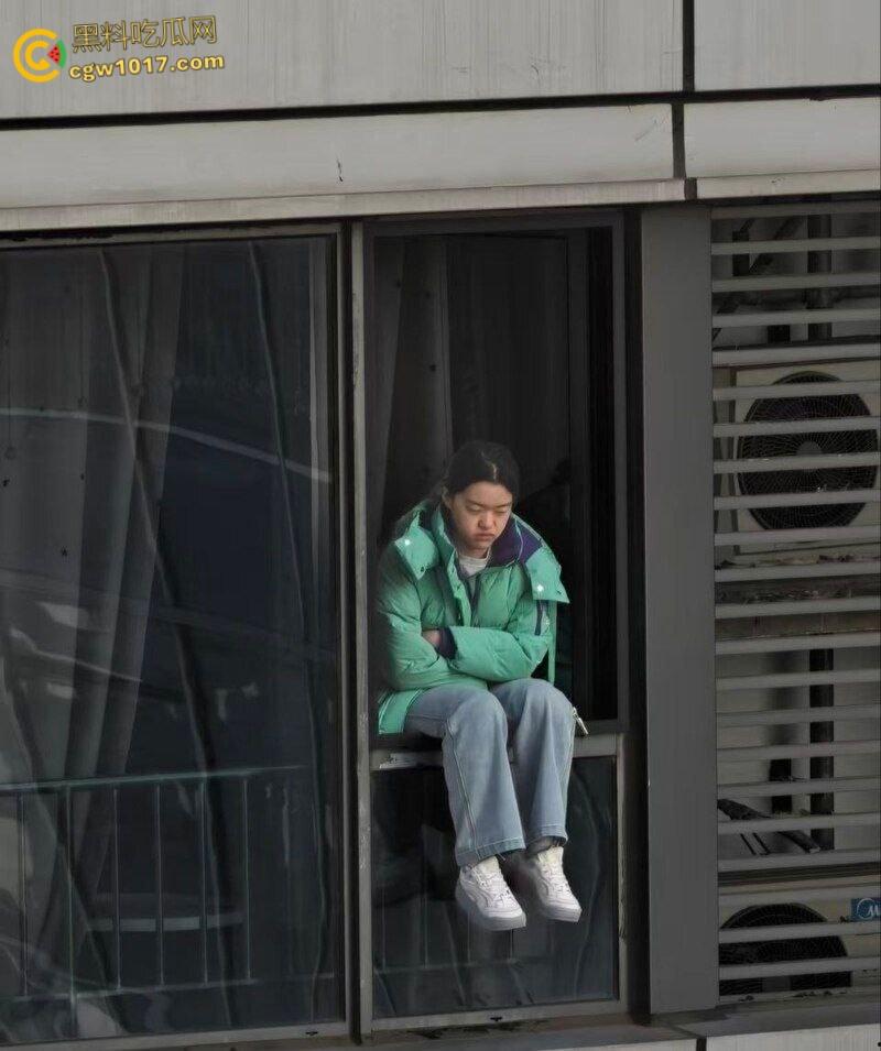 河北石家庄绿衣少女跳楼,警察劝说4个小时无果竟然跑去吃饭,少女觉得自己根本不受重视,竟然直接纵深一跃!-2
