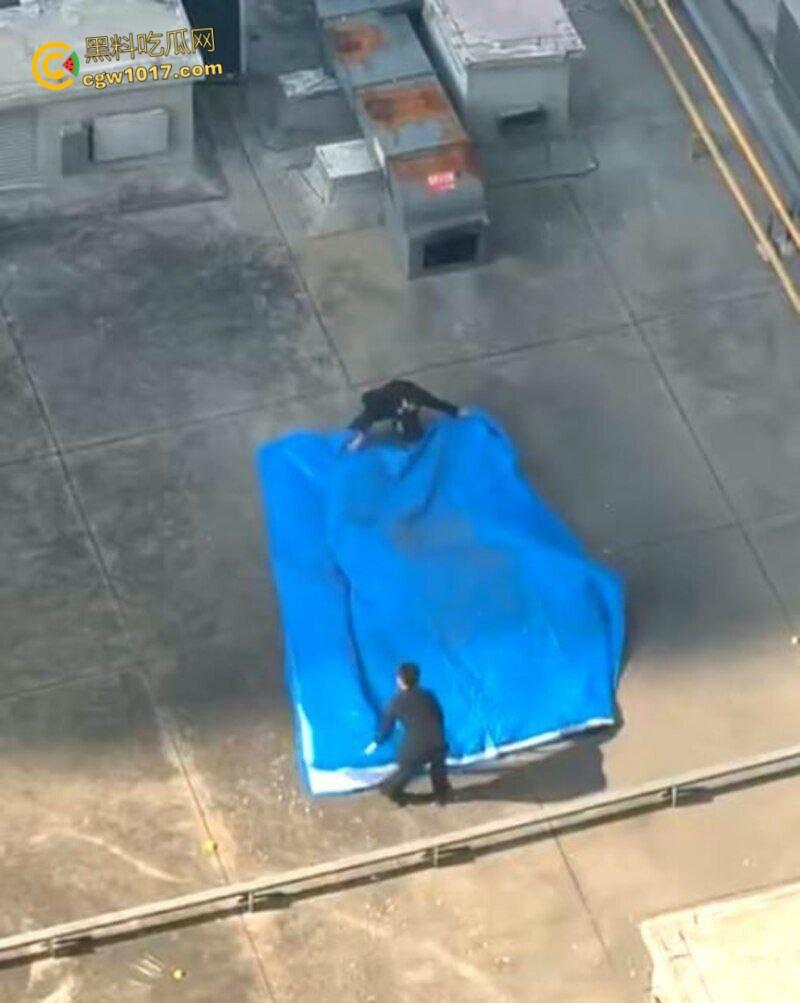 河北石家庄绿衣少女跳楼,警察劝说4个小时无果竟然跑去吃饭,少女觉得自己根本不受重视,竟然直接纵深一跃!-6