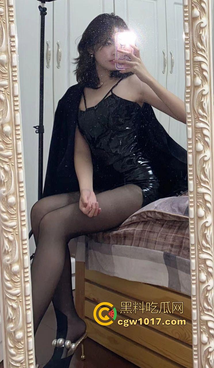 无能的丈夫现实版!绿帽奴邀请体育男大来强奸自己的老婆,无套猛插而自己只能在角落观看,一晚猛操6次腿都软了!-12