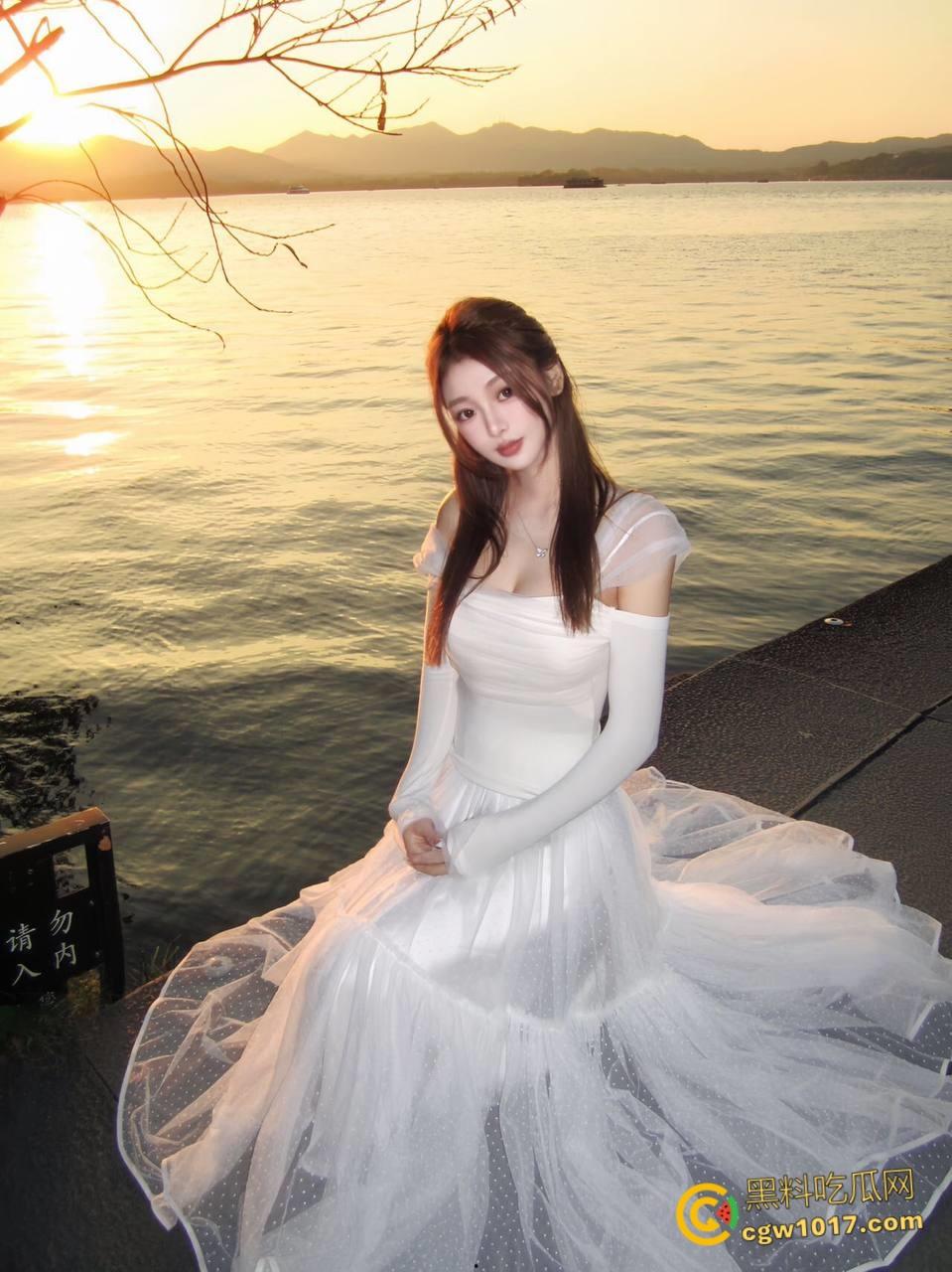 上海淫荡骚妻,被绿帽癖老公献给好兄弟,情趣蕾丝被3P轮操前后夹击,小骚穴被操的白浆四溢,频繁约操如同家宴!-2