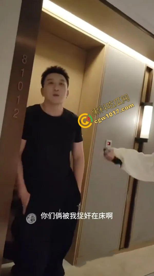 抖音百万网红【妖怪ZZzAI】酒店被抓奸,女友怒曝3P女粉视频,暴打女友,精液横流,人设崩塌,粉丝暴怒退粉!-4