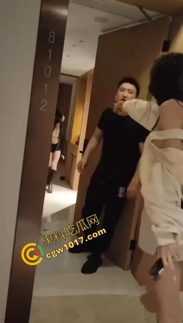 抖音百万网红【妖怪ZZzAI】酒店被抓奸,女友怒曝3P女粉视频,暴打女友,精液横流,人设崩塌,粉丝暴怒退粉!-5