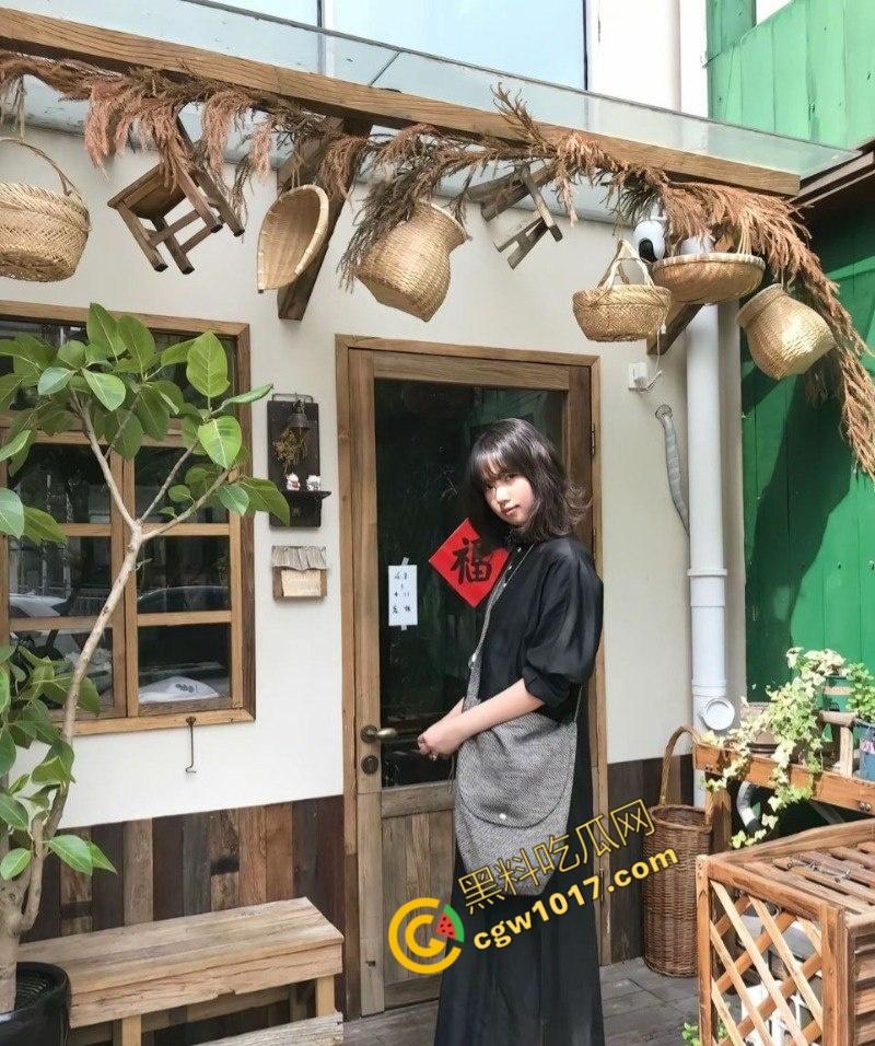 抖音百万网红【妖怪ZZzAI】酒店被抓奸,女友怒曝3P女粉视频,暴打女友,精液横流,人设崩塌,粉丝暴怒退粉!-7