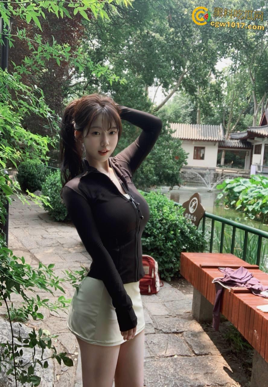 不再犹豫抓住机会,趁着女儿醉酒后不省人事,掀开裙子脱下可爱的白色内裤,如愿以偿的抱着女儿的屁股操了起来 !-2