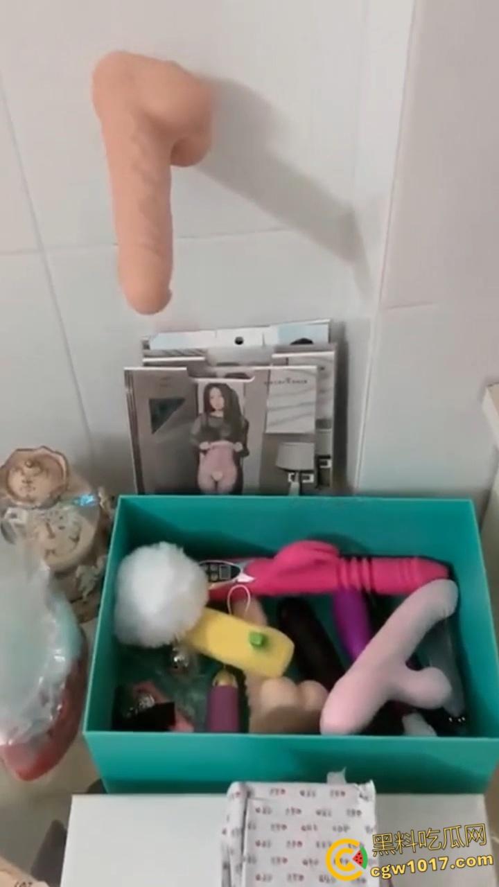 广州性感拜金女【张亦扬】,与金主楼梯野战,拍各种露脸口交,房间里堆满淫装阳具,疯狂捞金毫无底线!-8