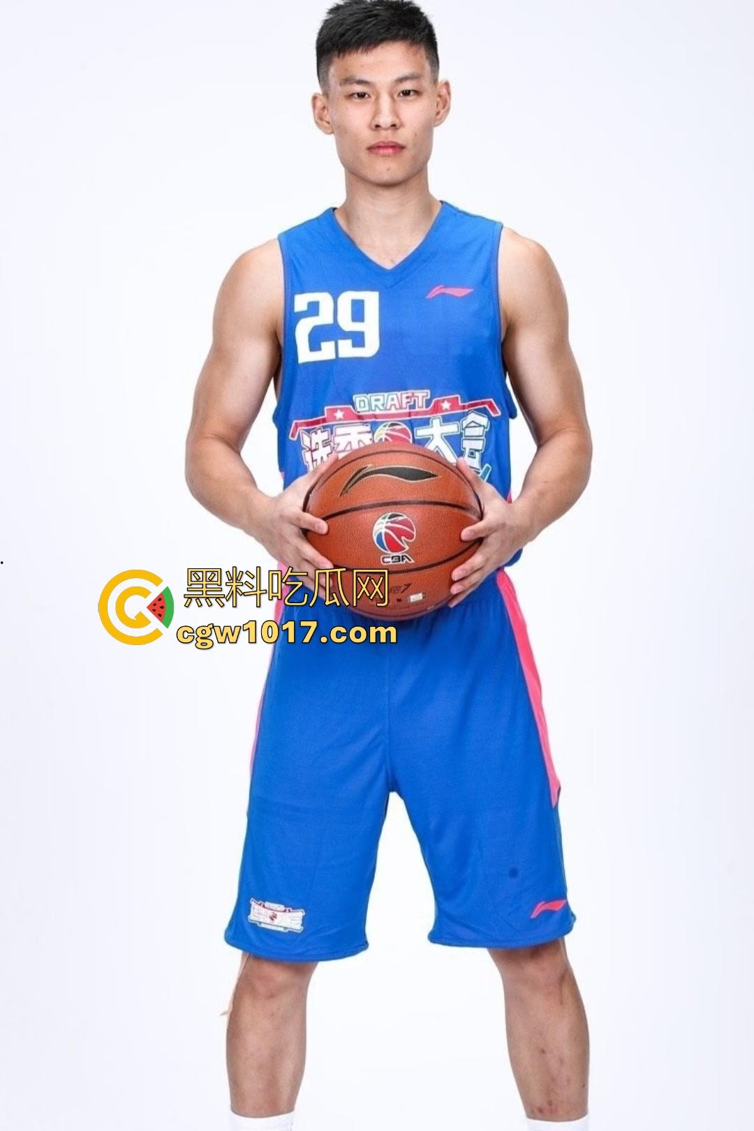 骚女们的福利来了！CBA猛男【林秉圣】更衣室全裸视频泄露！翘臀胸肌炸裂，鸡鸡小巧软绵绵，不妨碍女粉丝舔屏！-5