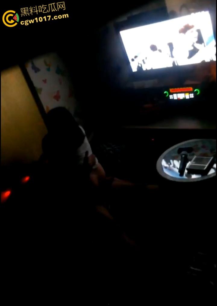 大神潜入KTV偷拍,小情侣包厢偷吃,美腿诱惑激情热吻,女上骑乘榨精疯狂打桩,刺激无比!-5