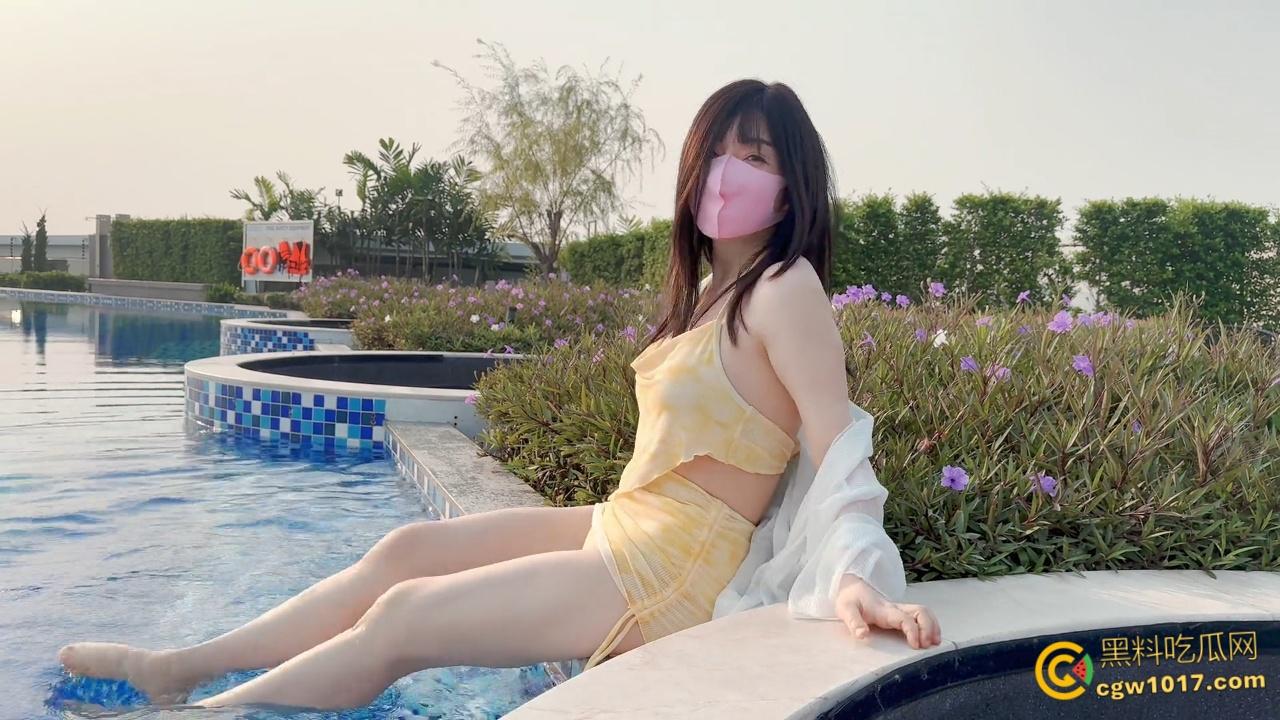 巨乳福利姬【萌之乖乖】,乖巧纯真户外泳池全裸露出,主动骑乘白虎蜜穴紧裹肉棒,抬腿猛操精液满溢!-4