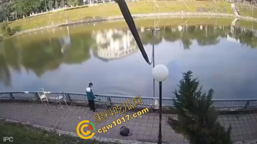 越南13岁男孩持刀暴走:将同学捅伤后推入湖中,辱骂激发致命仇恨,监控全程记录,复仇摄人心魄!-5